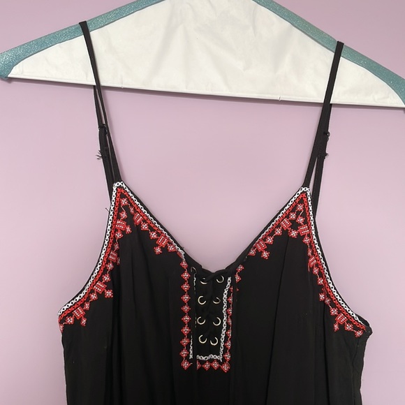 New Look black romper with embroidered details - Picture 2 of 3